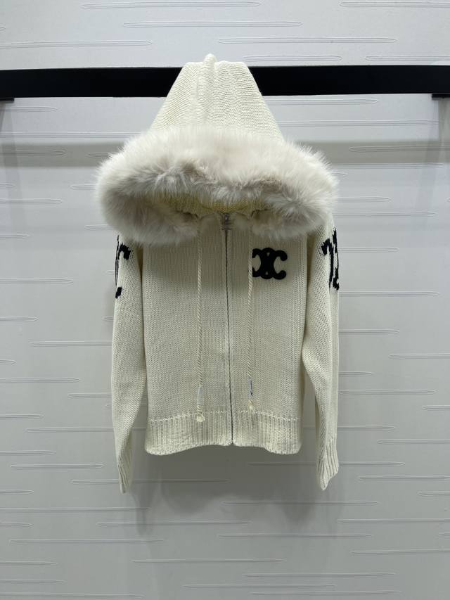 上新原单高端品质 Celin*2025秋冬最新系列！连帽毛绒领针织开衫 定制羊毛混纺纱线材质织造 舒适有型 质感十足 连帽长袖毛衣剪裁 兜帽以毛绒滚边 防风御寒