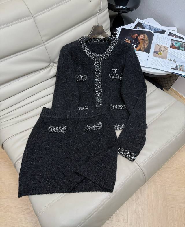 2620秋冬最新款显小香风撞色圆领上衣高腰半裙两件套装 百分百精纺羊毛细腻舒适 上身超级减龄洋气 版型不挑身材具显瘦 出街神器 可叠穿大衣 喜欢的手速 2色 S