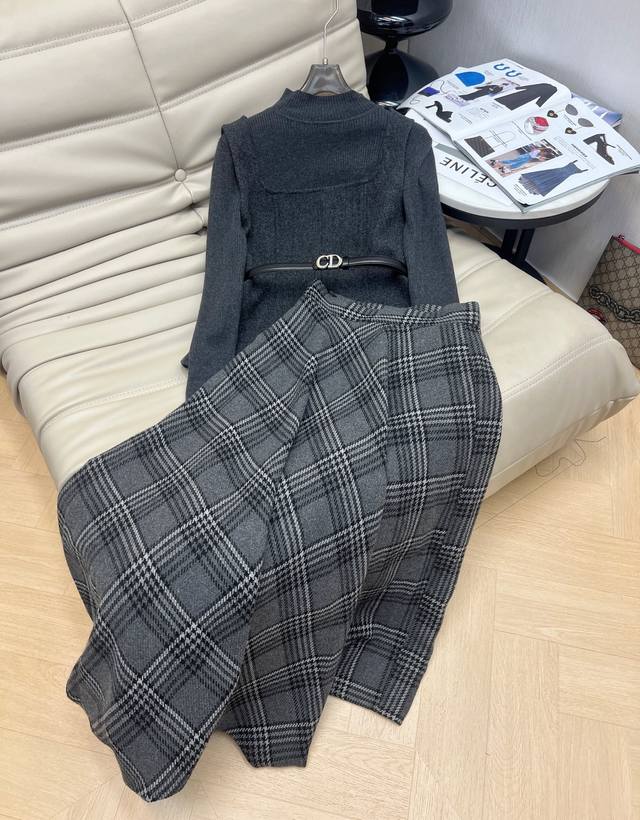 2620最新款打底衫吊带上衣格子半裙三件套 配Cd腰带 一套很高级又时尚 上身非常气质显瘦 自留款哦 喜欢速度报 现货首发 单色 Sml