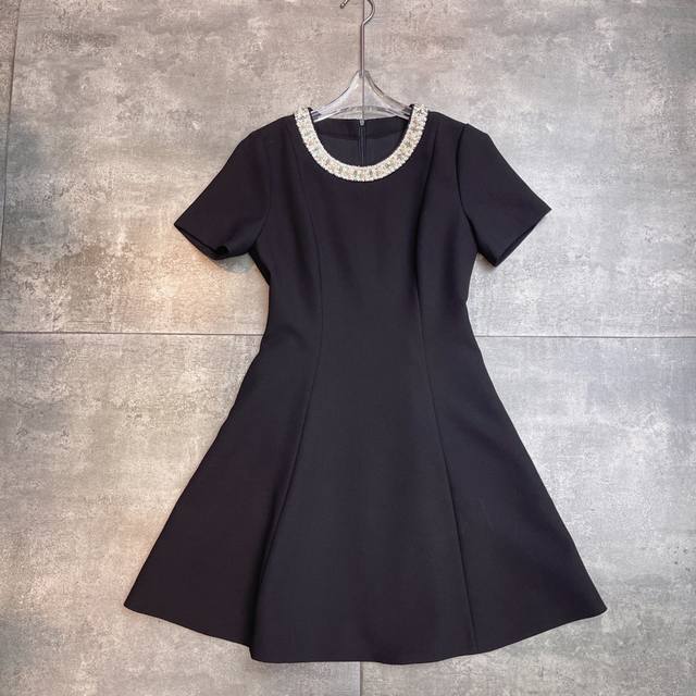 翻单出货 Valent0冖秀场 2025早秋系列新款 ，复古刺绣甜美气质穿搭 重工水钻订珠 V家的连衣裙永远不会过时 立体剪裁很好的修饰身材 鱼尾大摆短袖连衣裙