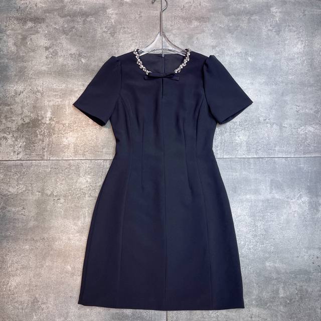 翻单出货 V家2025早秋新款财阀千金小礼服裙 减龄神器 圆领甜美蝴蝶结重工订珠水钻 自带高级感 上身巨显瘦 修身无袖连衣裙 面料成分：30%棉 70％聚脂纤维