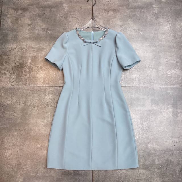 翻单出货 V家2025早秋新款财阀千金小礼服裙 减龄神器 圆领甜美蝴蝶结重工订珠水钻 自带高级感 上身巨显瘦 修身无袖连衣裙 面料成分：30%棉 70％聚脂纤维