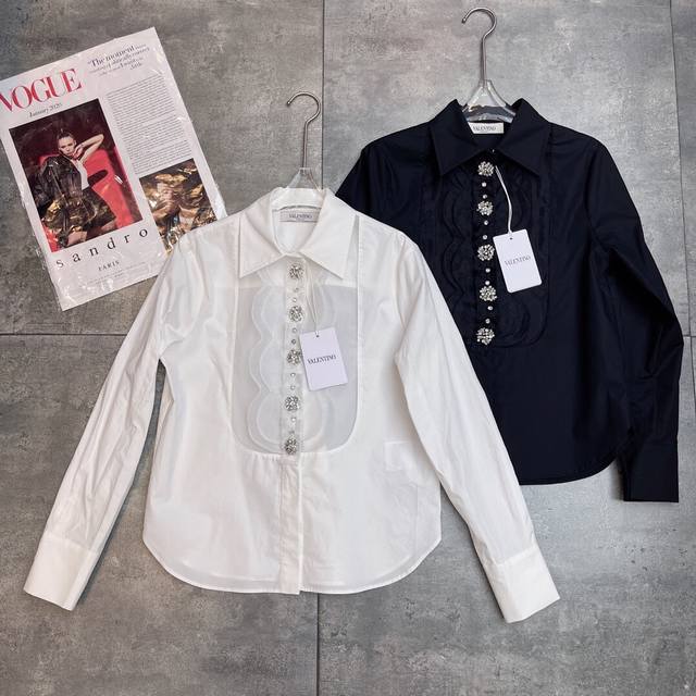 翻单 出货 爆款 Valent0冖秀场 2025年早秋专柜同款，本季最火单品 时尚潮流内衣外穿 减龄神器 闭眼入纯色衬衣水钻装饰，弧形立体花瓣 荷叶边收皱略显浪