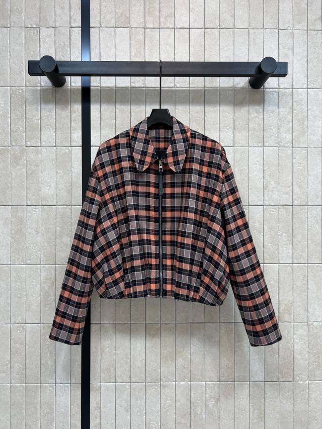 Lw家 25秋冬新款 格纹套装 翻领褶皱外套+搭片半身裙 文艺的复古风 自带减龄感的少女风气质 经典的立体修身剪裁版型 上身百搭又显瘦 定位的Logo皮牌装饰