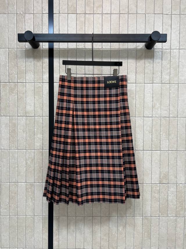 Lw家 25秋冬新款 格纹套装 翻领褶皱外套+搭片半身裙 文艺的复古风 自带减龄感的少女风气质 经典的立体修身剪裁版型 上身百搭又显瘦 定位的Logo皮牌装饰