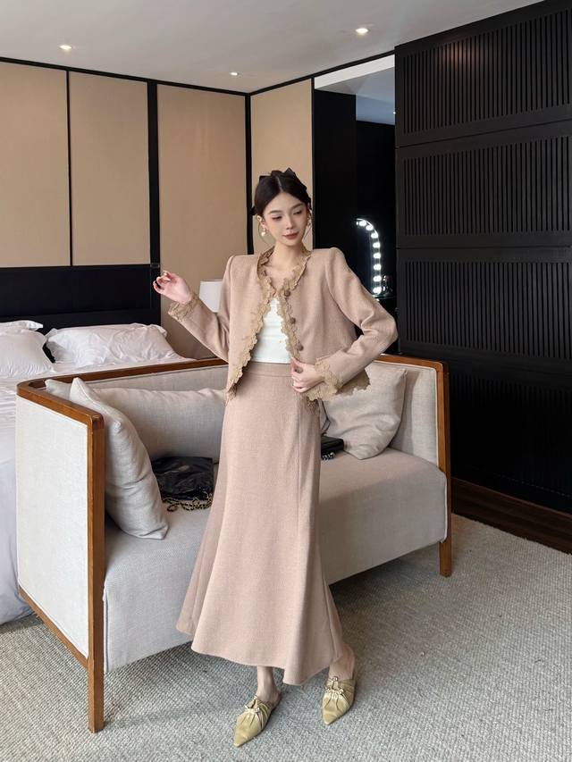 套装 秋冬新款 粗花呢短外套+半身裙组合，领口、门襟、下摆、袖口饰花瓣蕾丝，裙侧亦有蕾丝点缀，浅棕色调温婉大气。蕾丝花边增添柔美感，套装省心易搭，粗花呢面料挺括