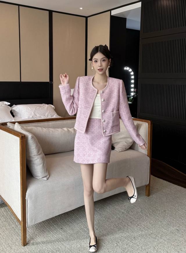 套装 秋冬Di*R藤格纹粗花呢短外套+半裙组合，圆领设计，门襟配金属纽扣，两侧设口袋，面料带细闪纹理，粉紫色调温柔显白。米白色干净百搭。细闪面料提升精致感，套装