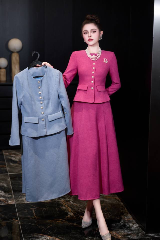 套装 Dior系列款上衣外套，搭配大摆半身裙，上身尽显优雅精致，显瘦又贵气，面料透气垂感度强蓝色，玫红色S～Xxl