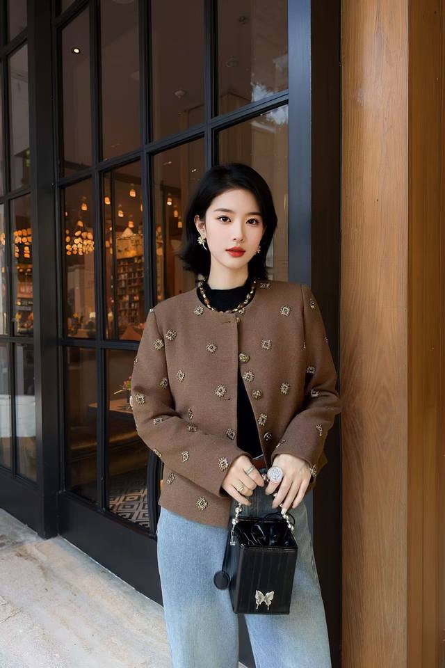 外套 棕调短外套饰金色几何钉珠，复古扣设计，搭浅牛仔，质感肌理糅合随性，是通勤休闲的风格利器。。独家定制版独一无二款 黑棕两色S M L X L