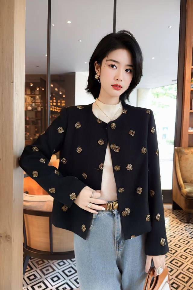 外套 棕调短外套饰金色几何钉珠，复古扣设计，搭浅牛仔，质感肌理糅合随性，是通勤休闲的风格利器。。独家定制版独一无二款 黑棕两色S M L X L