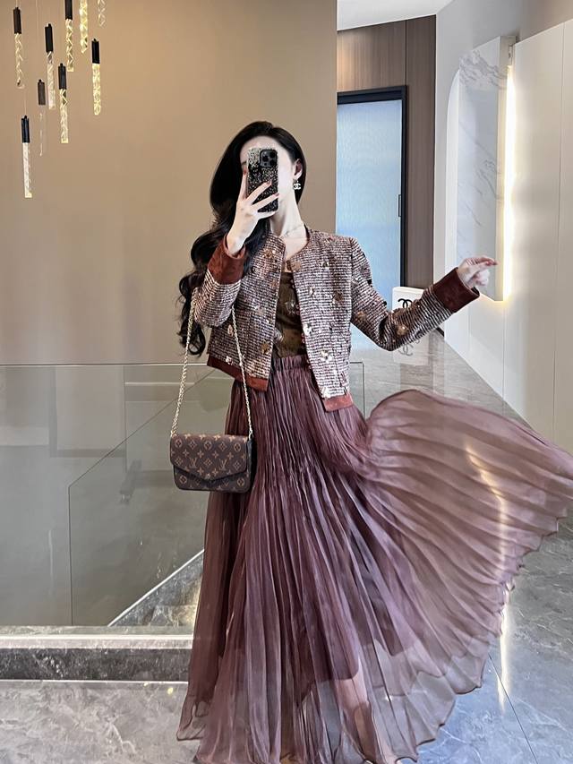 外套 70秋冬奢华感优雅气质鎏金小香风外套，奢华与精致瞬间拉满，每一寸面料都闪烁着高级光泽，细节处的珠饰尽显匠心，短款版型轻松打造黄金比例。配礼服是晚宴C位，搭