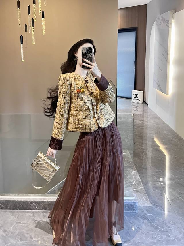 外套 70爆款来袭千鸟格彩包扣名媛气质外套 设计经典雅致 剪裁利落得体 细节处尽显精致感 风格兼具复古韵味与现代格调 举手投足间流露着轻奢质感 Smlxl