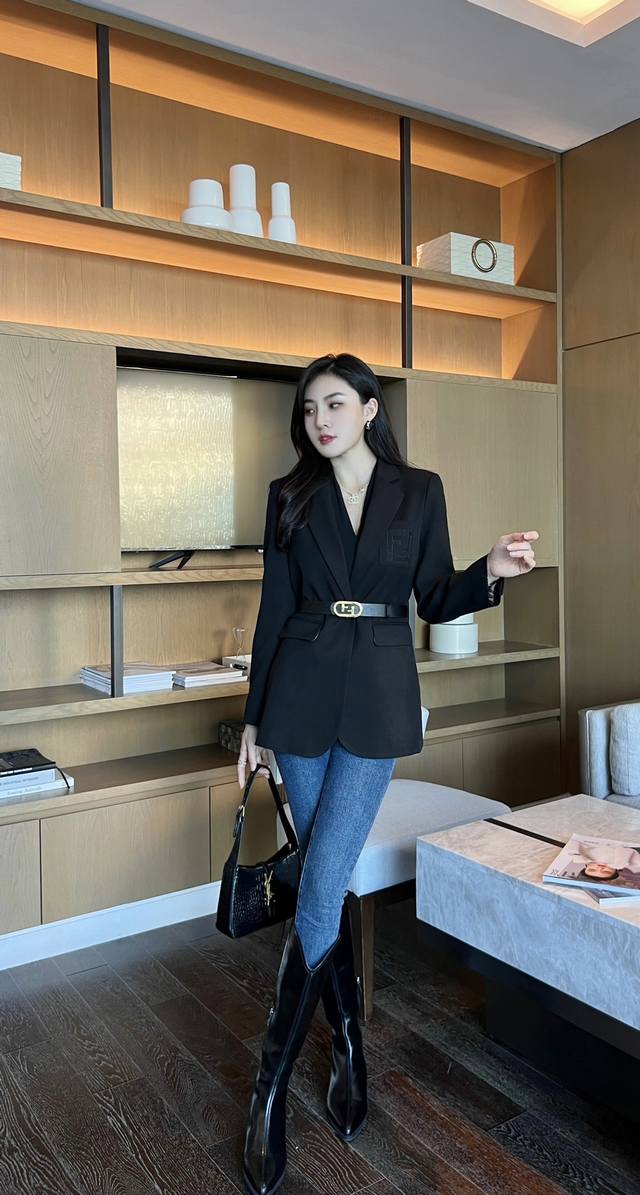 外套 70早秋冬款时尚大牌气质拼接西装长袖外套裙，温婉可人超级好看散发出优雅女人独特气质，非常有设计性感知性，尽显女性气质，充满高级女人味！SmlＸＬ