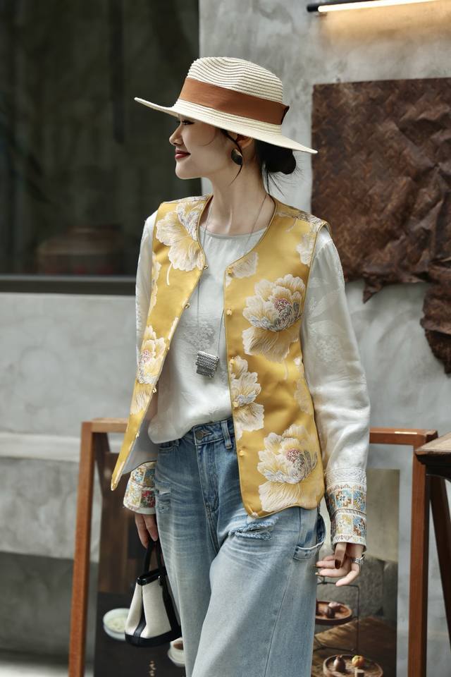 外套 国色层波 牡丹波浪提花两面穿马甲以织造之术复刻盛唐花事，让牡丹在衣襟的波浪间绽放流动的东方细节 现代演绎 浪卷浮香 花影成诗 让衣角翻飞时绽放一座移动的东