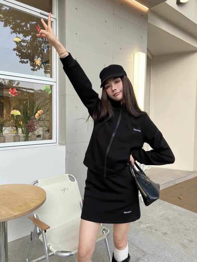 套装 新款Miumiu时尚卫衣外套半裙套装，高品质放心推 经典简约 时尚减龄，舒适不挑人，上身美美美~大爆款，两色Sml X L