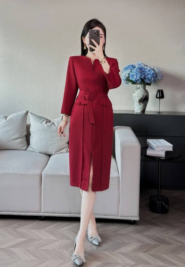 连衣裙 Effortless Chic女神连衣裙 不追求繁复的设计，单凭质感和版型的神级把控，就已成为你的必买清单之列！展现女性柔美的身姿 合身版型 包容性佳，