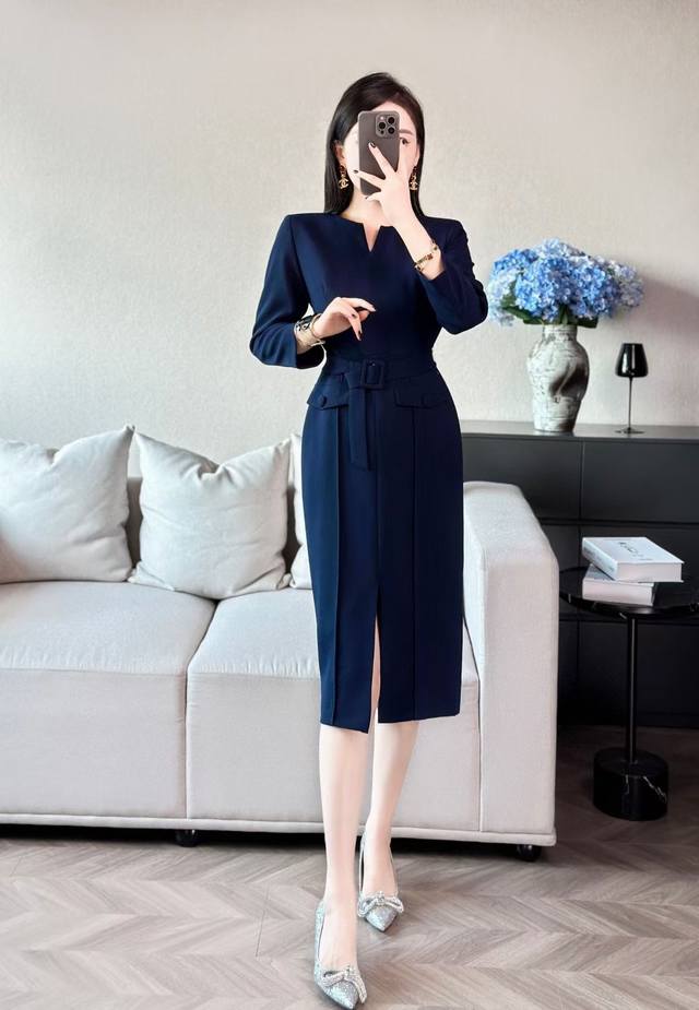 连衣裙 Effortless Chic女神连衣裙 不追求繁复的设计，单凭质感和版型的神级把控，就已成为你的必买清单之列！展现女性柔美的身姿 合身版型 包容性佳，