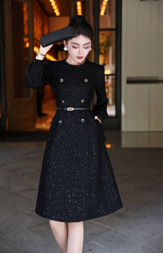 连衣裙 十拿十补亮片羊毛高挡小香风双排扣拼接连衣裙，送腰带，品牌做工，红色 黑色 白色，Smlxlxxl，板型完美上身效果极佳。