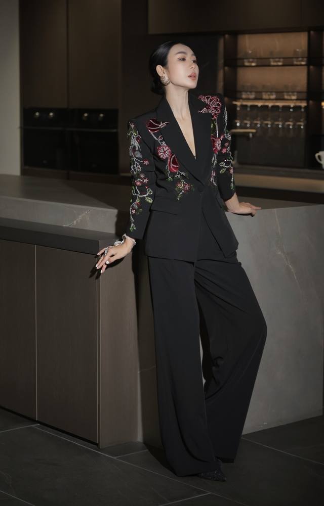 套装 重工钉珠立体花夹克外套＋阔腿裤套装 二色四码 Smlxl