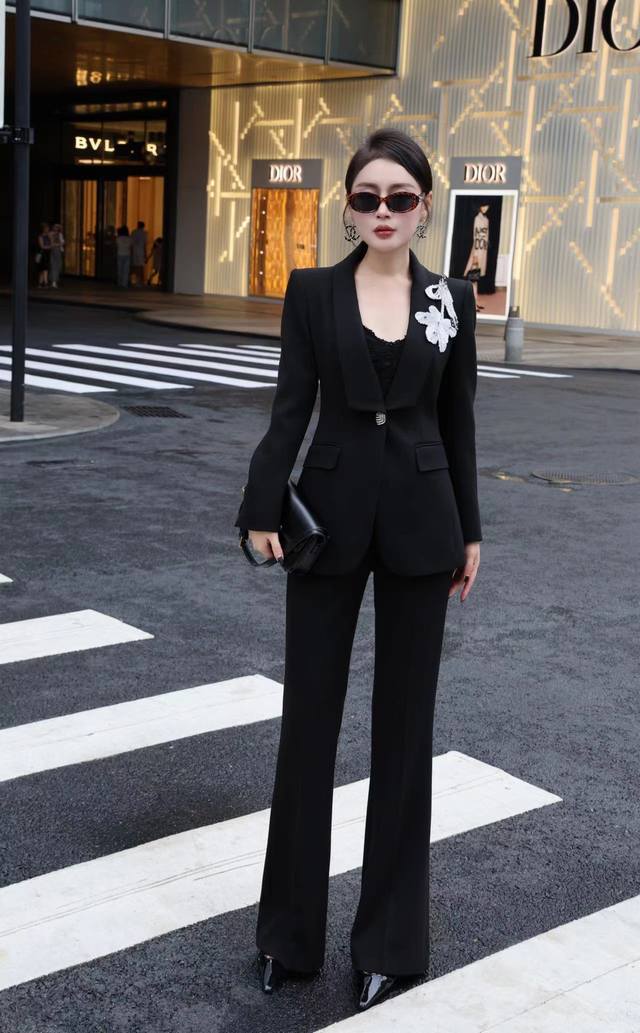 套装 秋冬加厚羊毛爆款肩部珠片重工手工订花，时尚简约大气微嗽套装Smlxl