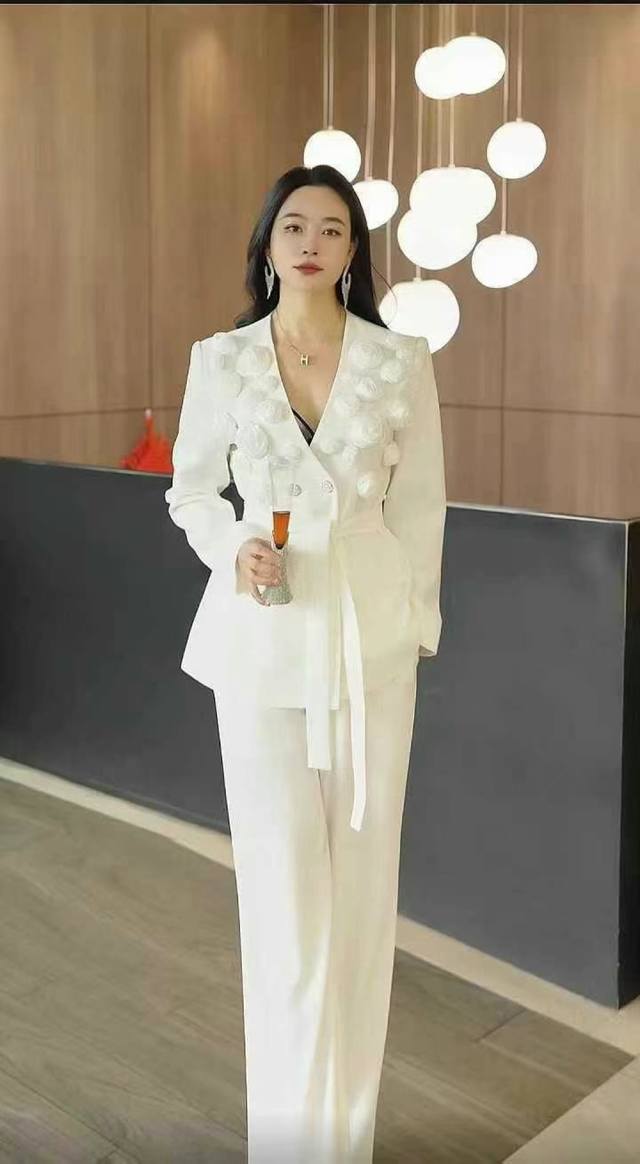 套装 秋冬爆款推荐爆款立体手工花朵飘带直筒裤套装，加厚面料挺刮有型，时尚轻奢名媛范Smlxl