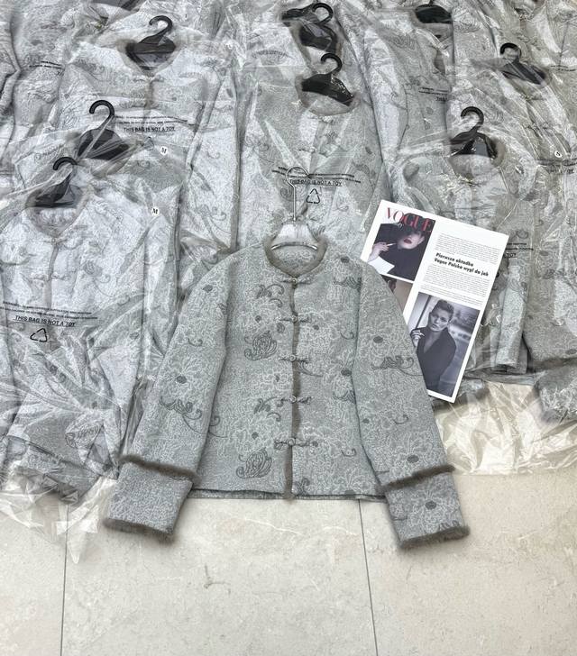 外套 气质国风水貂毛外套，灰色提花面料加定制猫眼扣气质感满满，版型微微宽松，好穿不挑人，袖口和衣边都是拼接的进口水貂毛，轻奢必备款 Smlxl