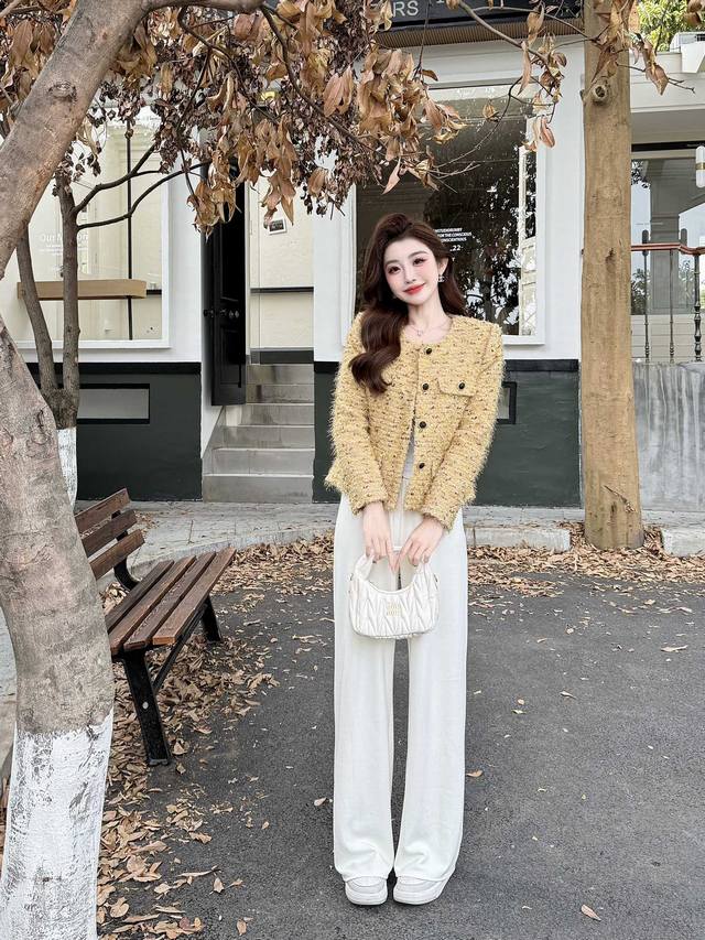 外套 小香粗花呢风羽绒外套 羽绒内胆 这件小香羽绒服精致时尚 经典粗花呢面料 质感十足 短款设计利落修身 精致纽扣点缀 尽显优雅 填充优质羽绒 保暖性佳 穿上它