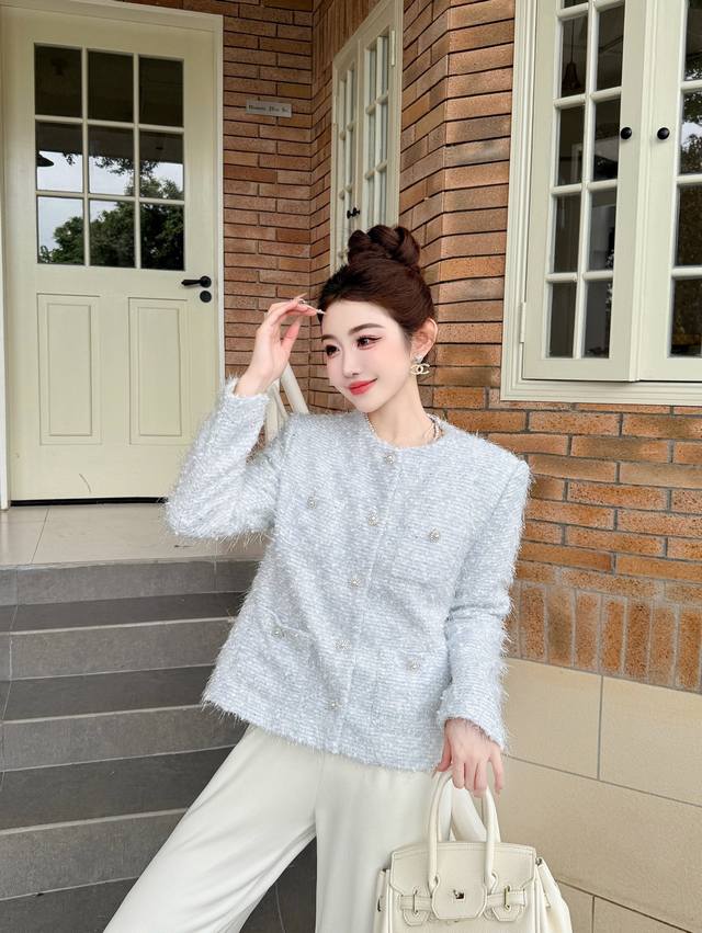 外套 圆领粗花呢流苏小香风外套 羽绒内胆 妥妥的千金既视感 冬日必备小香风 定染彩色纱线编织工艺 双C纽扣点缀 金丝粗呢格纹面料 上身气质又高贵优雅 轻松拿捏名