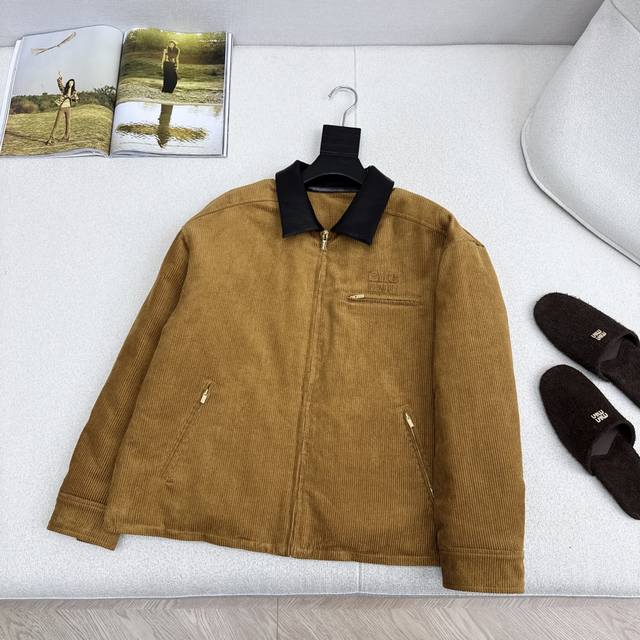 Miu 25Ss 秋冬最新款缪系少女时髦穿搭撞色翻领拼接灯芯绒棉服外套立体剪裁短款H版型 演绎秋冬叠搭造型保暖神器 复古帅气时髦少女风 定位字母贴绣 轻盈保暖面