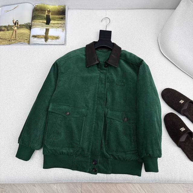 Miu 25Ss 秋冬最新款缪系少女时髦穿搭撞色翻领拼接灯芯绒棉服外套立体剪裁H版型 演绎秋冬叠搭造型保暖神器 复古帅气时髦少女风 定位字母贴绣 轻盈保暖面料