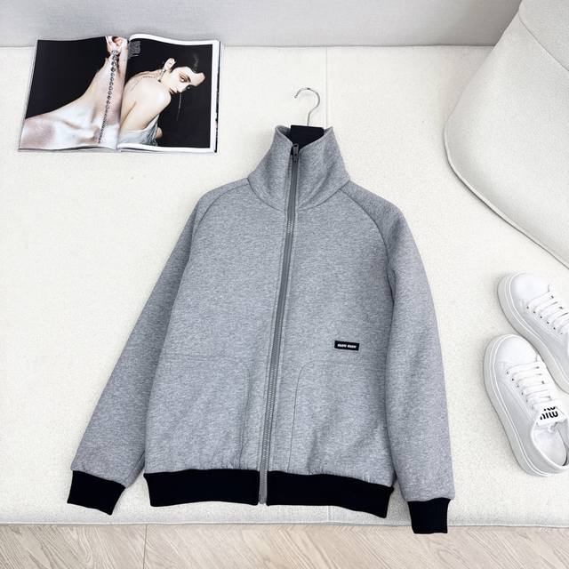 Miu 25Ss 秋冬最新款环保羊羔毛休闲外套定制面料+环保羊羔毛内里 整件轻盈保暖 设计感拉满 外套采用飞行夹克造型 胸前标志性字母装饰开襟拉链细节 秋冬搭配