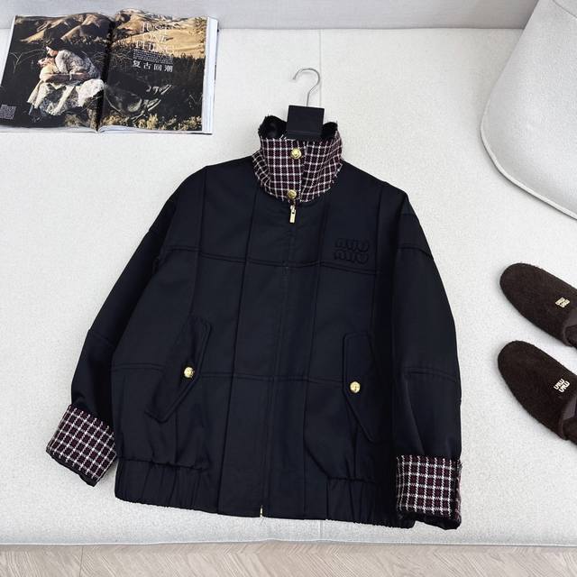 Miu 25Ss 秋冬最新款撞料领子设计短款风衣外套 时髦穿法随意Get 撞料翻领及袖口非常吸睛 一整个时髦Look 短款版型很好搭配 无论是裤子或者半裙都Ok