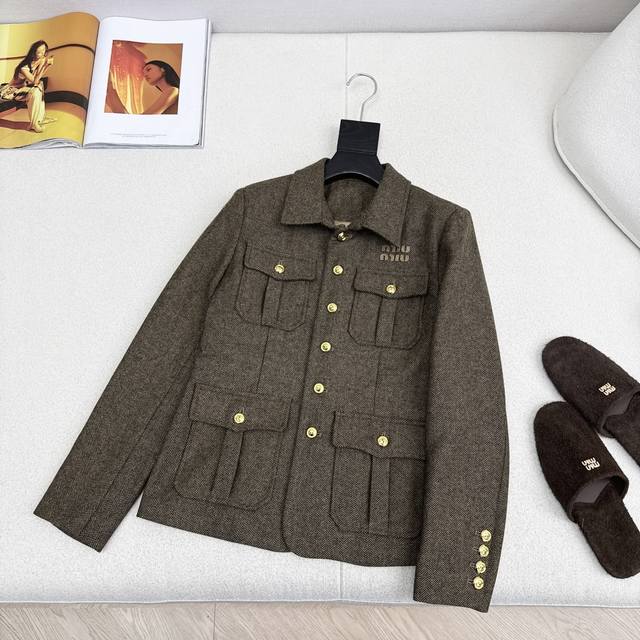 气质小外套 Miu 25Ss 秋冬最新款羊毛人字纹翻领外套 咖色系人字纹 含羊毛成分质感厚实保暖度在线～ 很有冬天的温暖Feel 版型是今年流行的短款 四口袋装