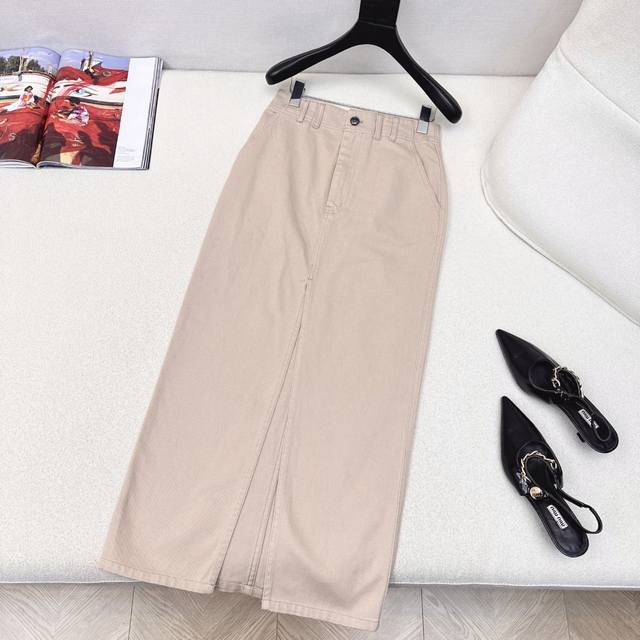 高智感穿搭 Bc 25Ss 早秋最新款做旧皮粉色洗水牛仔长半裙后耳仔铜珠链 皮牌装饰 极简主义低调奢华设计感超赞 强烈推荐自留单品 高开叉裙摆设计帅气时髦 日常