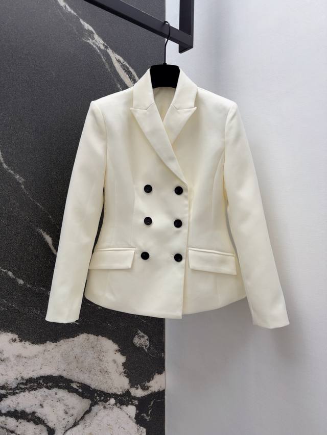 Cd 25Ss 秋冬新品经典翻领双排扣西装外套 定制斜纹西装面料质感挺括有型又高级 双排扣设计打造优雅的轮廓 A字摆融入勾勒曼妙身形 版型立体裁剪上身超有型 高