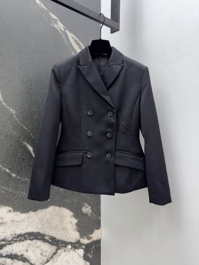 Cd 25Ss 秋冬新品经典翻领双排扣西装外套 定制斜纹西装面料质感挺括有型又高级 双排扣设计打造优雅的轮廓 A字摆融入勾勒曼妙身形 版型立体裁剪上身超有型 高