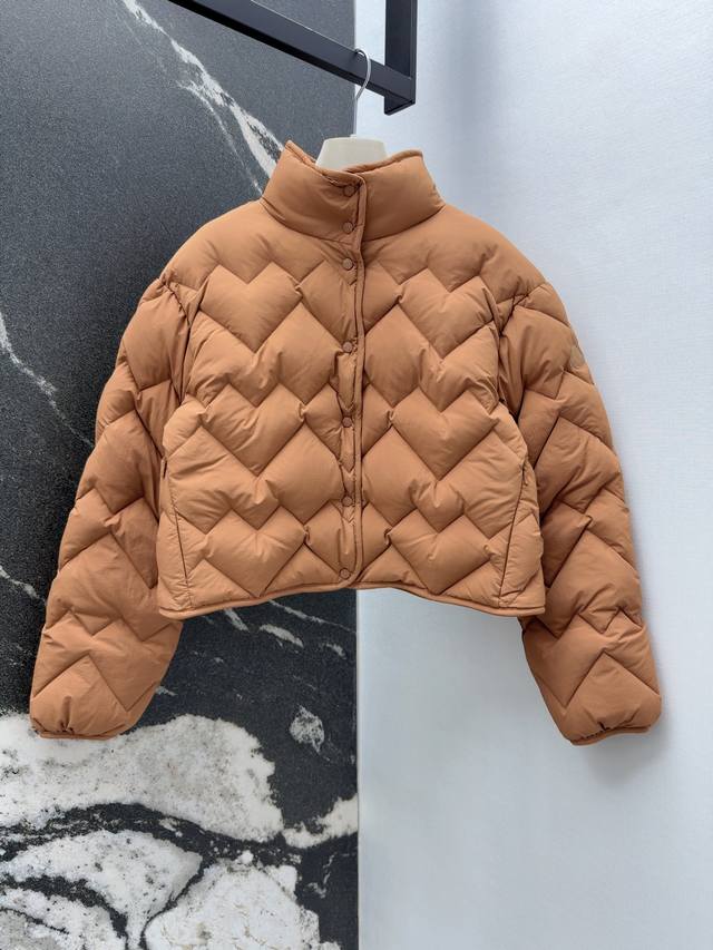 Mc 25Ss 秋冬新品Senevee格纹设计爱心短款羽绒服 经典利落H型剪裁上身减龄百搭时髦又高级 采用波浪纹绗缝工艺 国标90绒填充 材质轻盈且保暖性强 日