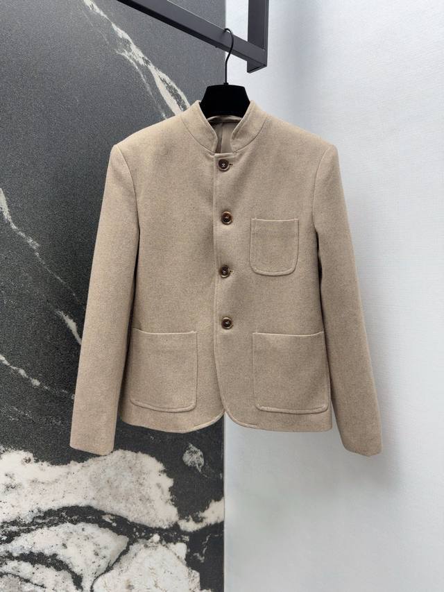 Lp20Ss 秋冬新品极简高智感穿搭立领夹克外套定制重磅羊毛面料品相上乘 中式小立领H版型打造知性高级感 拥有气场同时修饰肩型 好穿不挑人轻松凹造型 休闲通勤超