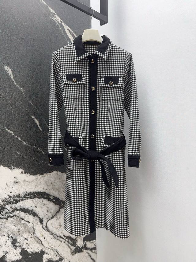 Vltn 25Ss 秋冬新品经典黑白撞色四口袋装饰风衣外套 采用定织羊毛格纹面料 黑色包边对格工艺做法很有层次感 搭配V字母纽扣装饰很加分 系带收腰版型百搭又显