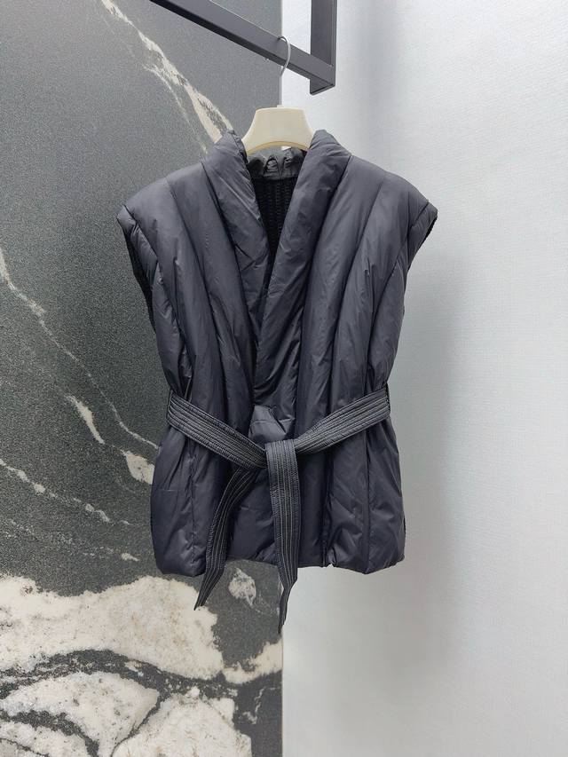 Bc 25Ss 秋冬新品极简风穿搭拼接针织轻薄羽绒马甲 冬天的内搭神器早秋必备单品 马甲线形状绗缝经典版型设计柔美轮廓百搭不挑人 国标90白鸭绒填充 进口轻盈记