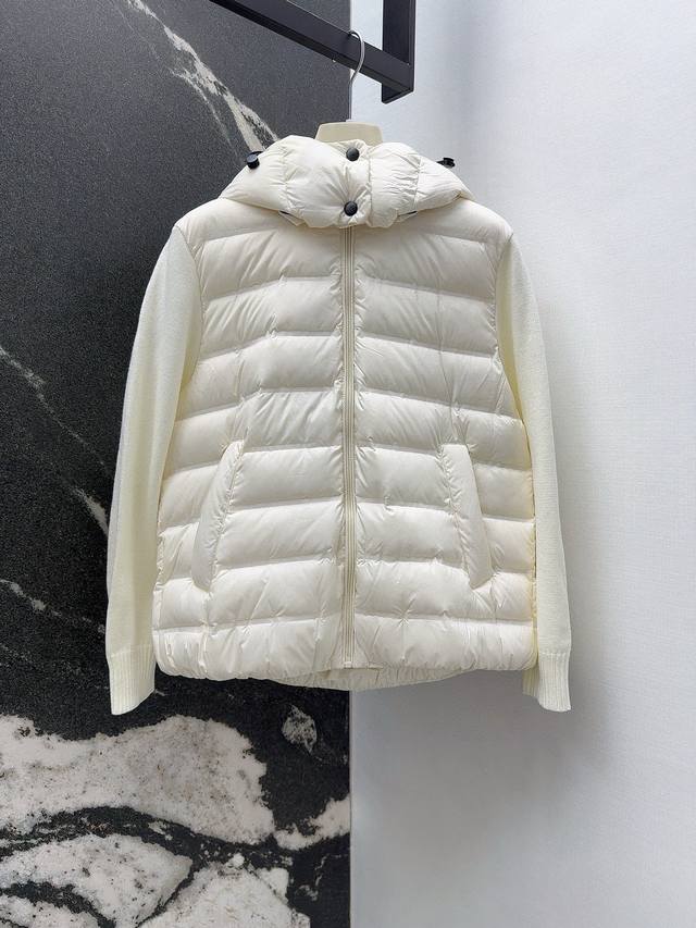 Bc 25Ss 秋冬新品轻薄连帽羽绒外套 微宽松连帽版型剪裁上身效果超赞 女神必备 百搭时髦又帅气 国标90绒填充 记忆丝面料质感立挺有型 保暖拒绝臃肿 进口机