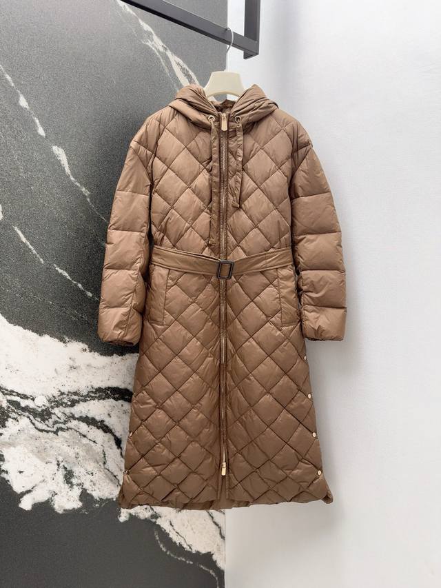 Max 25Ss 秋冬新品经典长款连帽羽绒服外套 实穿性很高 轻松Hold各种搭配 流露着英伦复古风 同时又展现出强烈的视觉效果 打造立体挺括的版型 穿着尽显女