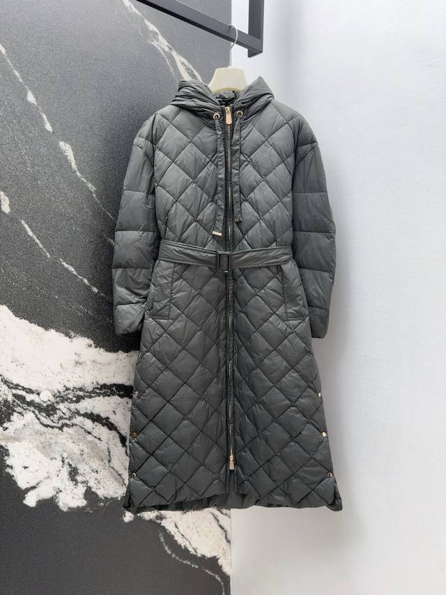 Max 25Ss 秋冬新品经典长款连帽羽绒服外套 实穿性很高 轻松Hold各种搭配 流露着英伦复古风 同时又展现出强烈的视觉效果 打造立体挺括的版型 穿着尽显女