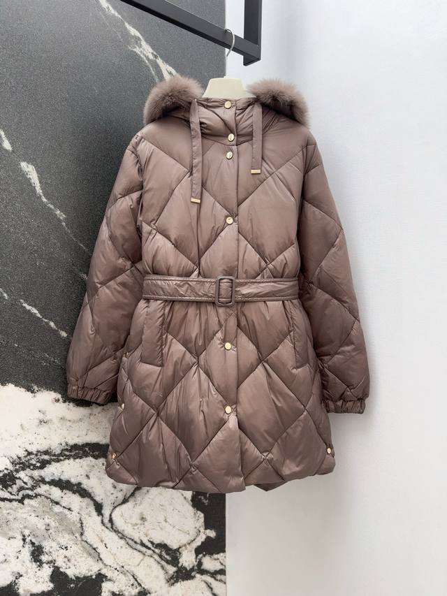 Max 25Ss 秋冬新品经典狐狸毛领中长款连帽羽绒服外套 实穿性很高 轻松Hold各种搭配 流露着英伦复古风 同时又展现出强烈的视觉效果 打造立体挺括的版型