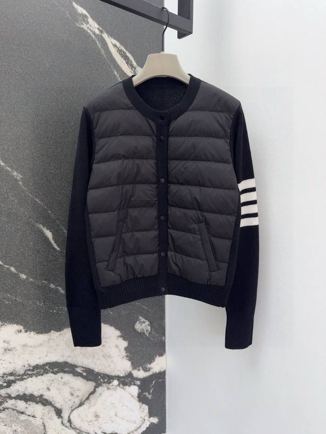 Tb 24Ss 秋冬爆款羊毛拼接羽绒圆领短款羽绒服 国标进口90绒 轻盈舒适自带发热保暖功能 袖口拼接美利奴羊毛舒适厚实的手感 极简奢华H版型 不挑人上身超显瘦