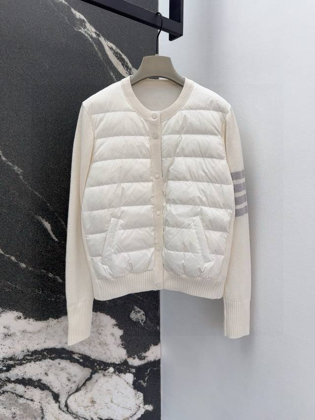 Tb 24Ss 秋冬爆款羊毛拼接羽绒圆领短款羽绒服 国标进口90绒 轻盈舒适自带发热保暖功能 袖口拼接美利奴羊毛舒适厚实的手感 极简奢华H版型 不挑人上身超显瘦