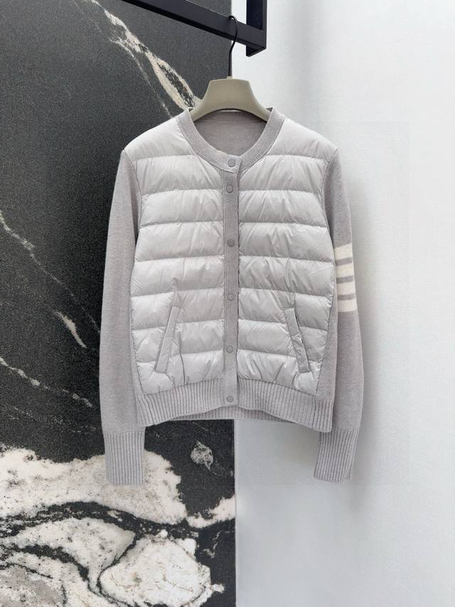 Tb 24Ss 秋冬爆款羊毛拼接羽绒圆领短款羽绒服 国标进口90绒 轻盈舒适自带发热保暖功能 袖口拼接美利奴羊毛舒适厚实的手感 极简奢华H版型 不挑人上身超显瘦