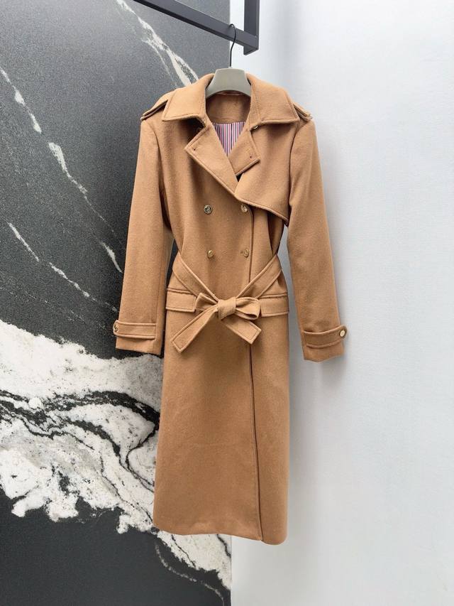 Tb 25Ss 秋冬新品经典大气驼色双排扣羊毛呢大衣外套 满满的冬日氛围感 立体剪裁干净利落自然收腰版型不挑人 进口羊毛面料毛感很顺质感超赞 很慵懒也很保暖 精