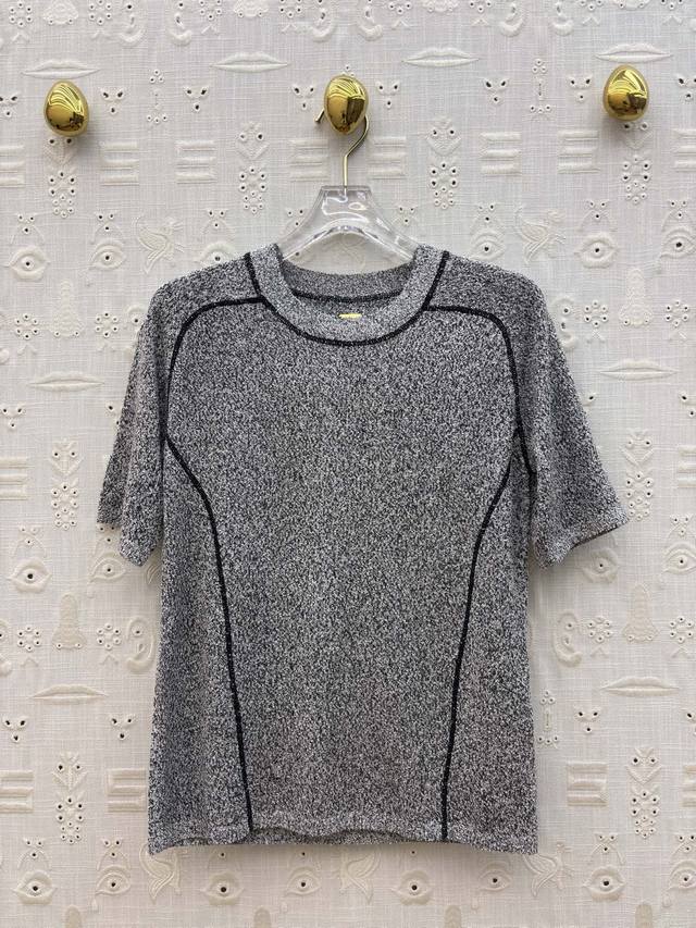 Sch 26早春 异形扣针织短袖 以米白的柔和与灰调的肌理感 演绎不同风格的日常精致 简约版型适配多元穿搭场景 或清新温婉 或低调有质感 为你的衣橱注入舒适与时