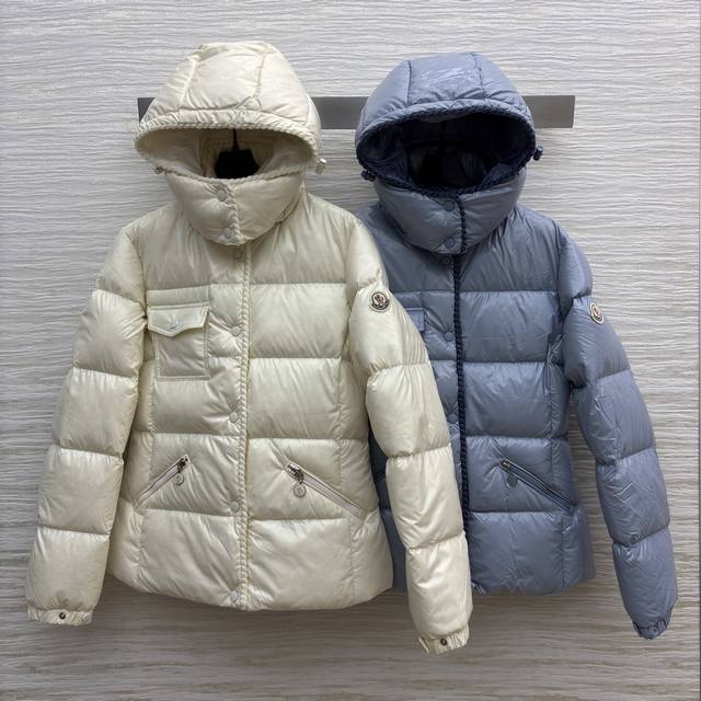 Mo立领收腰羽绒服 面料自带清透氛围感 撞色包边衬出细节质感 连帽可拆解锁两种穿法 蓬松版型裹满冬日暖意 兼顾蓬松保暖与利落版型 日常出街或通勤都能穿得轻盈好看